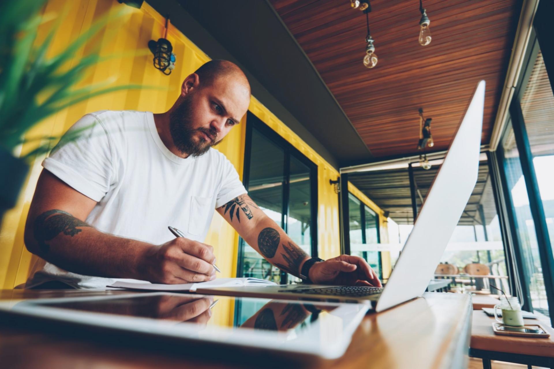 Sesión de planificación presupuestaria con análisis de datos financieros